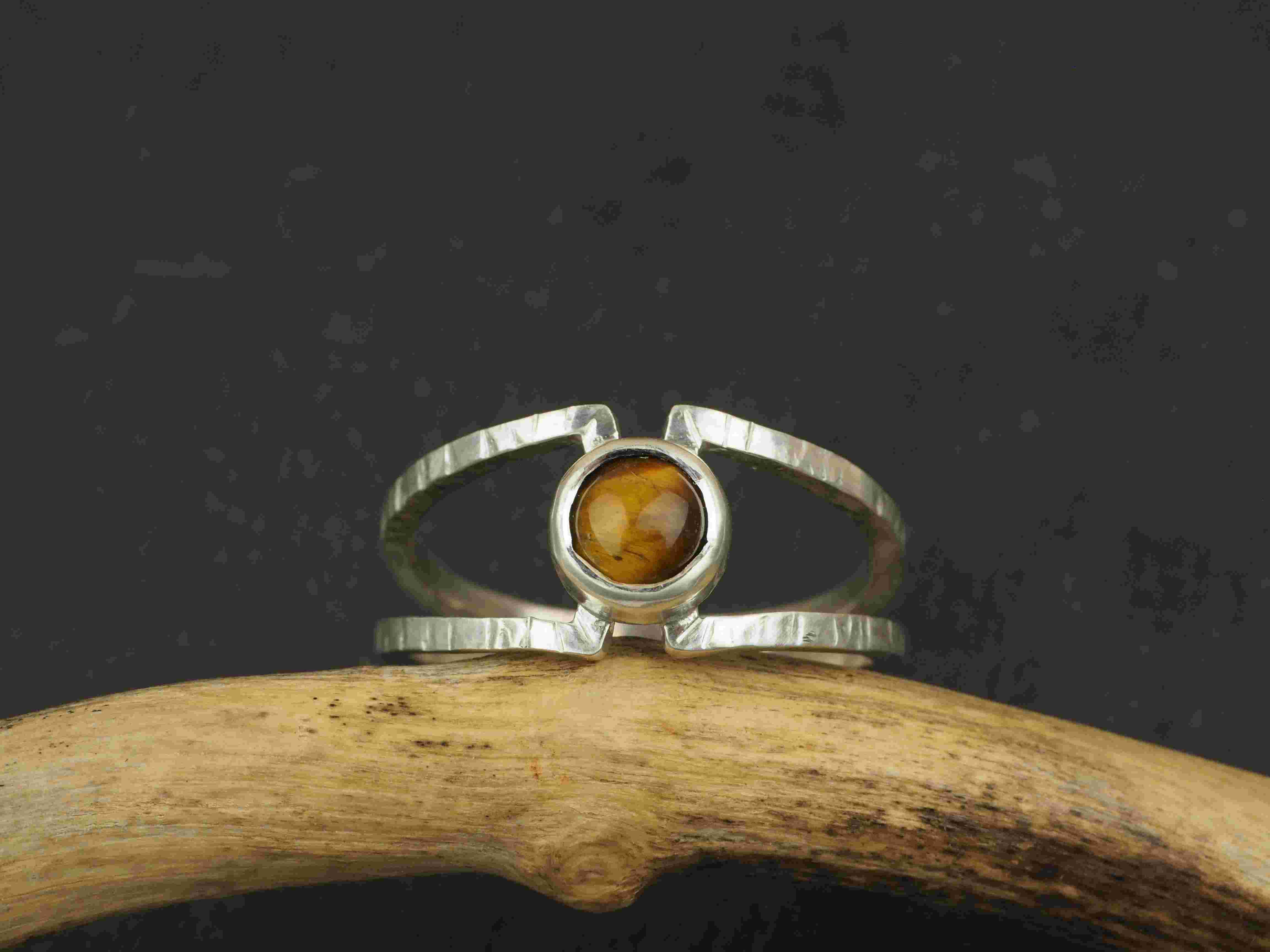 Oeil de tigre et argent martelé - 75 euros